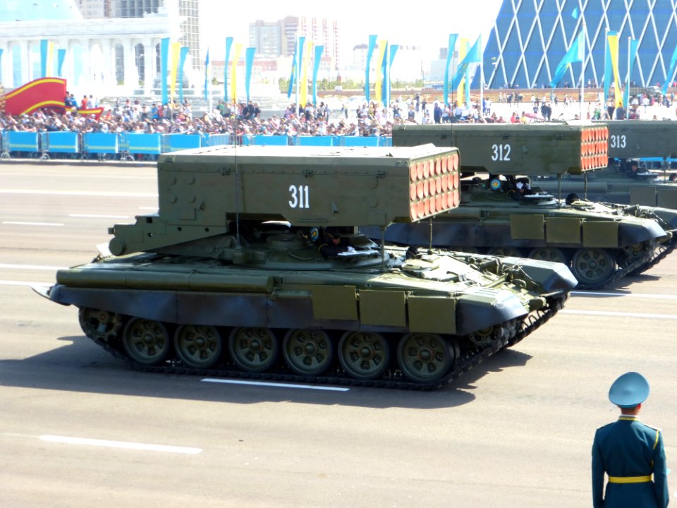 ТОС-1А_«Солнцепёк»_на_военном_параде_в_Астане_7_мая_2015_года_(3)