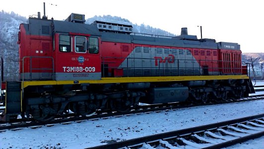 ТЭМ18В-009,_Россия,_Кемеровская_область,_станция_Новокузнецк-Восточный_(Trainpix_98281)