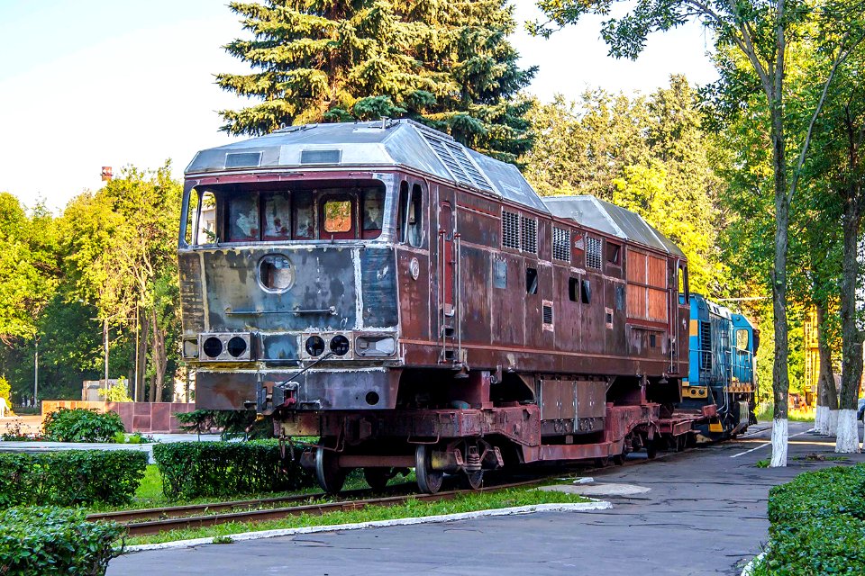 ТЭП70_и_ТГМ6В-0046,_Russia,_Moscow_region,_Kolomna,_PJSC_"Kolomensky_Zavod”_(Trainpix_156299)