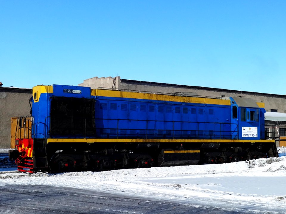 ТЭМ2У-9044,_Казахстан,_Карагандинская_область,_депо_КПТУ_(Trainpix_124010)