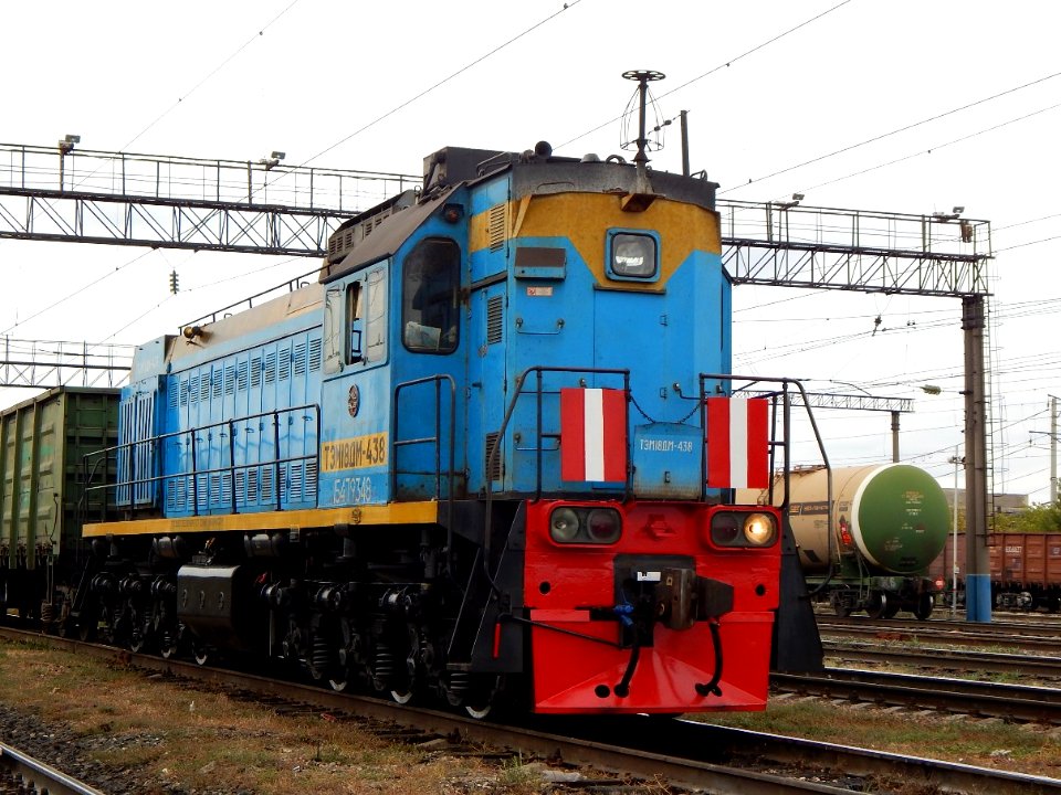 ТЭМ18ДМ-438,_Россия,_Самарская_область,_станция_Сызрань_(Trainpix_144217)