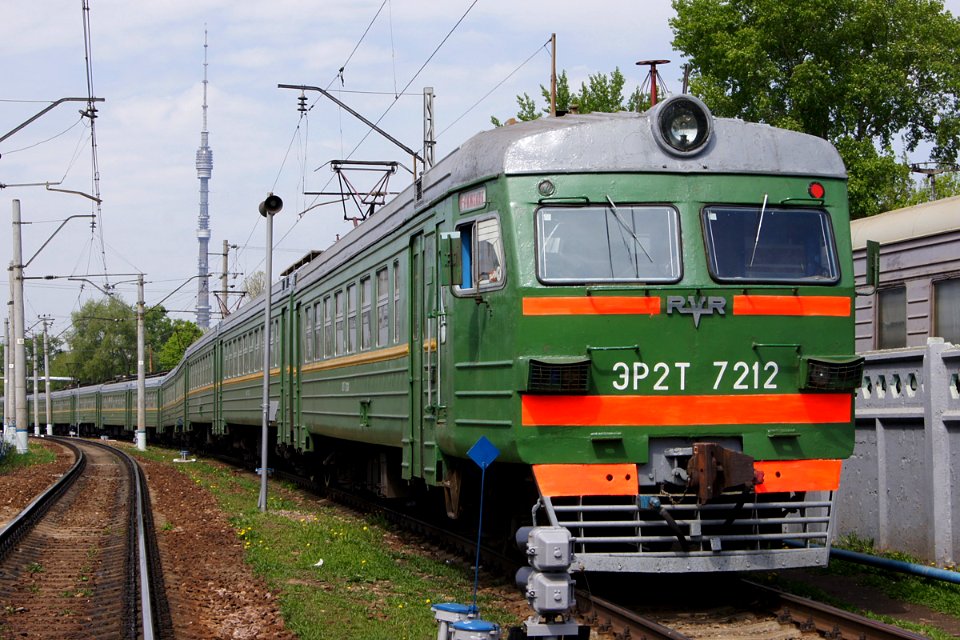 ЭР2Т-7212,_Russia,_Moscow,_Moskva-Rizhskaya_station_(Trainpix_61179)