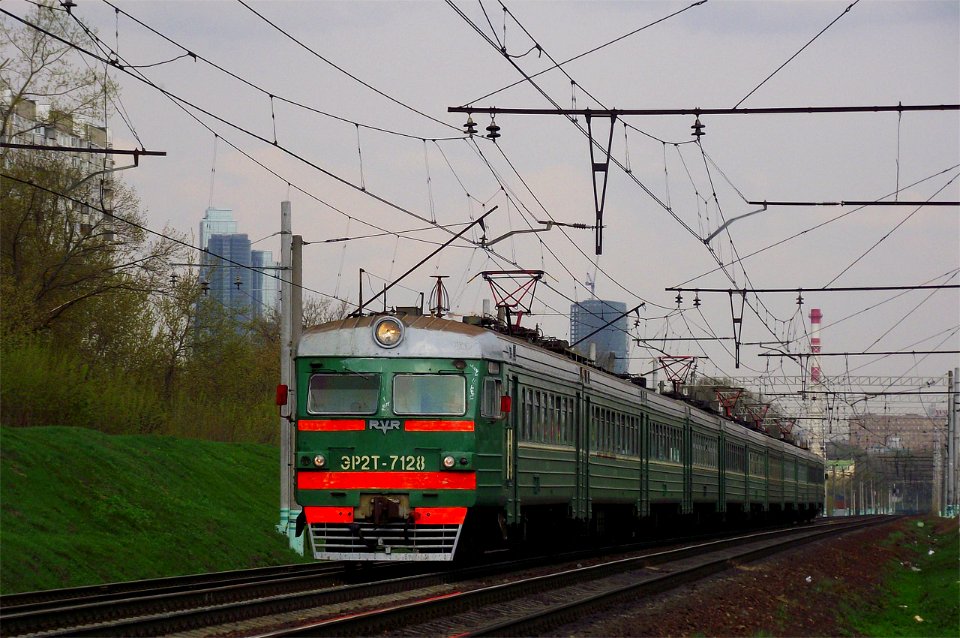 ЭР2Т-7128,_Russia,_Moscow,_Fili_-_Kuntsevo-I_stretch_(Trainpix_14781)