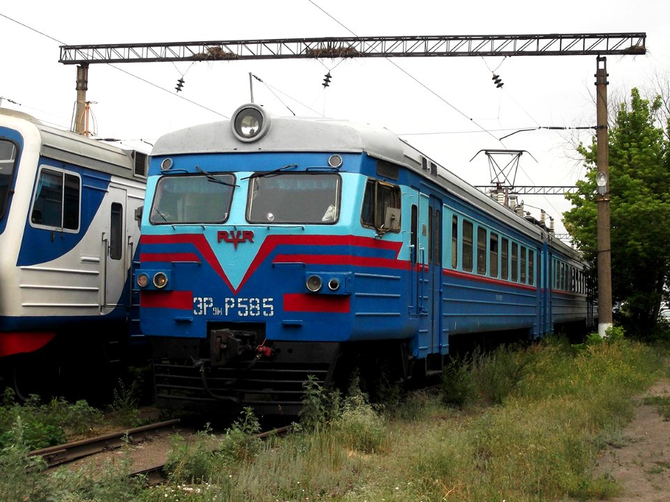 ЭР9М-585,_Казахстан,_Карагандинская_область,_депо_Караганда-Сортировочная_(Trainpix_104905)