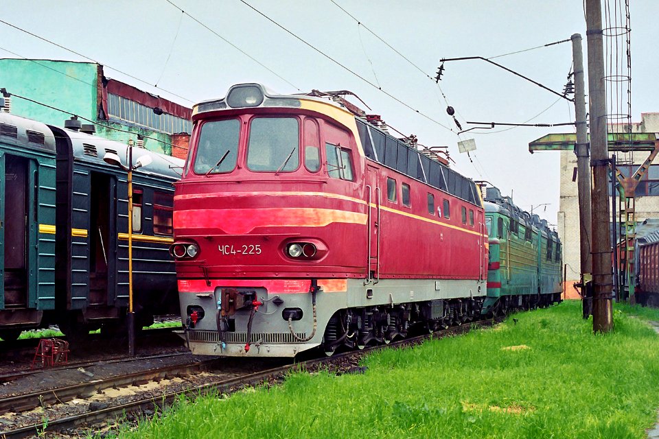 ЧС4-225,_Russia,_Saratov_region,_Balashov_depot_(Trainpix_163255)