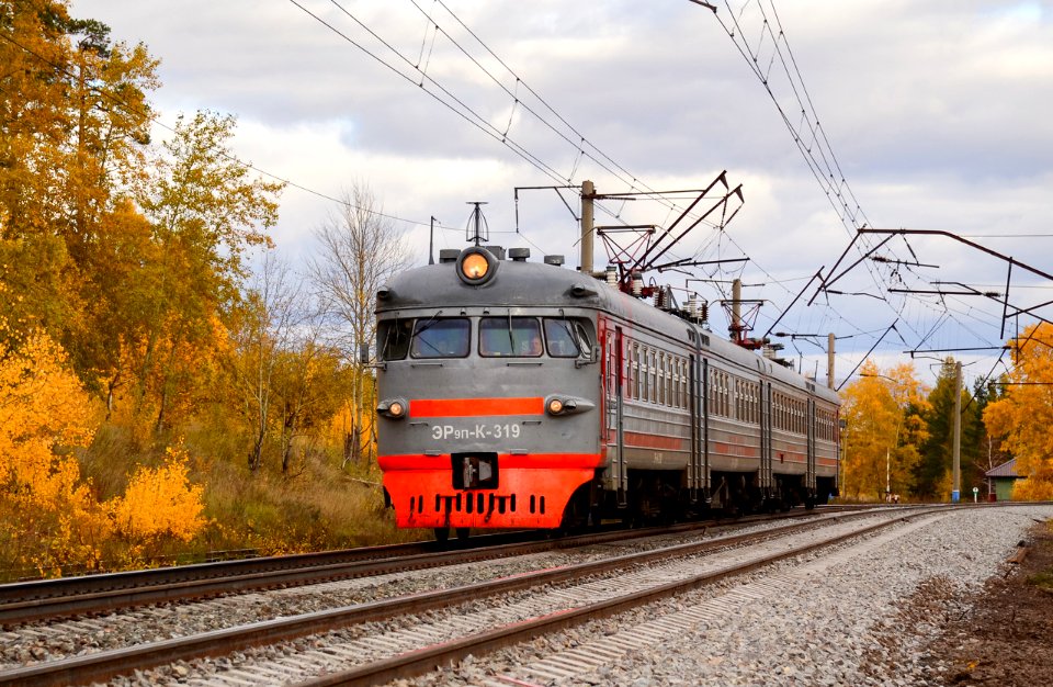 ЭР9ПК-319,_Russia,_Irkutsk_region,_Gidrostroitel_-_Padunskiye_Porogi_strech_(Trainpix_212038)