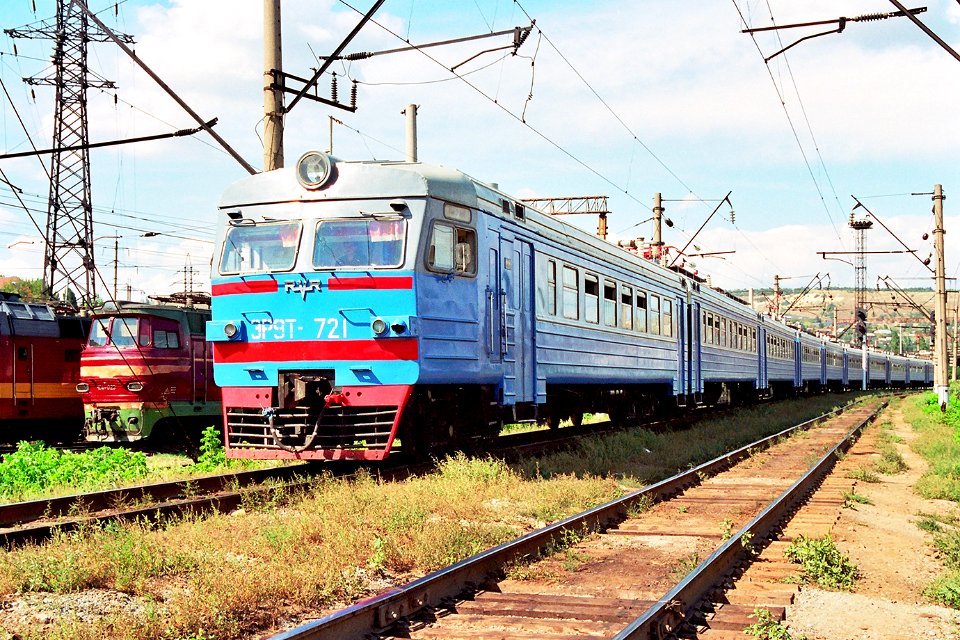 ЭР9Т-721,_Russia,_Saratov_region,_Saratov-I-Passenger_-_Saratov-II_stretch_(Trainpix_163540)