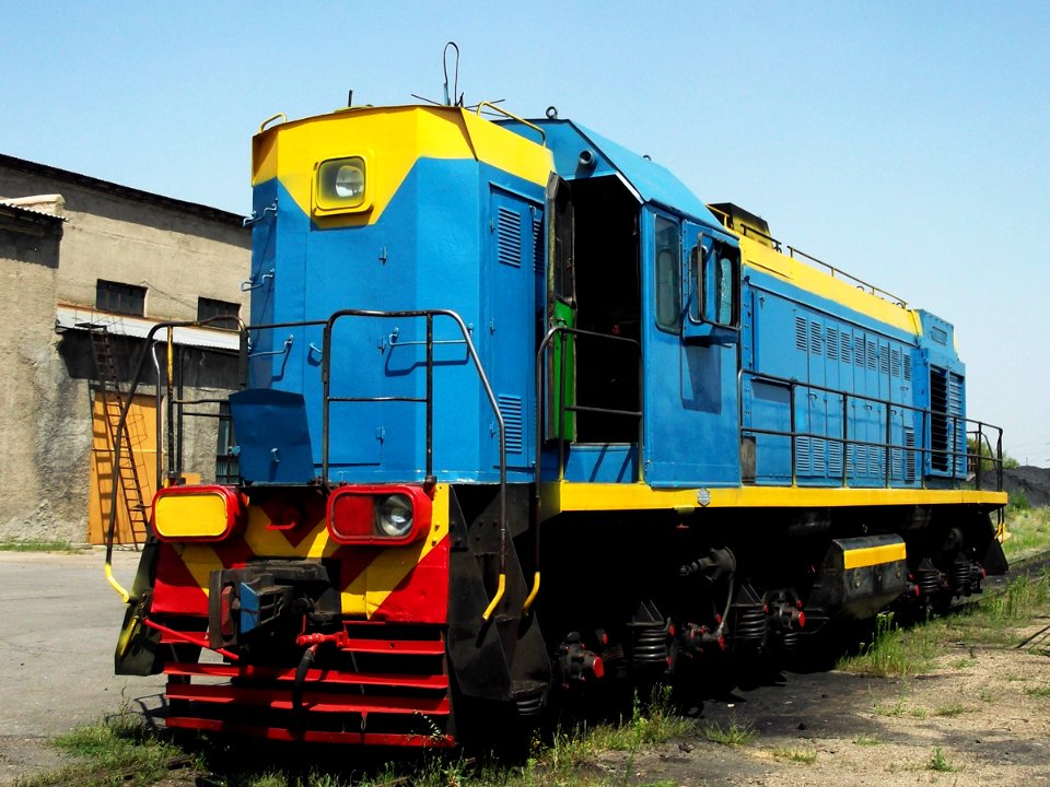 ТЭМ2УМ-355,_Казахстан,_Карагандинская_область,_депо_КПТУ_(Trainpix_68757)