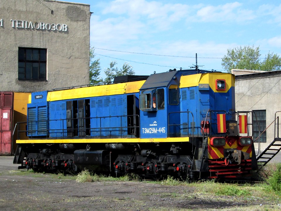 ТЭМ2УМ-445,_Казахстан,_Карагандинская_область,_депо_КПТУ_(Trainpix_137484)