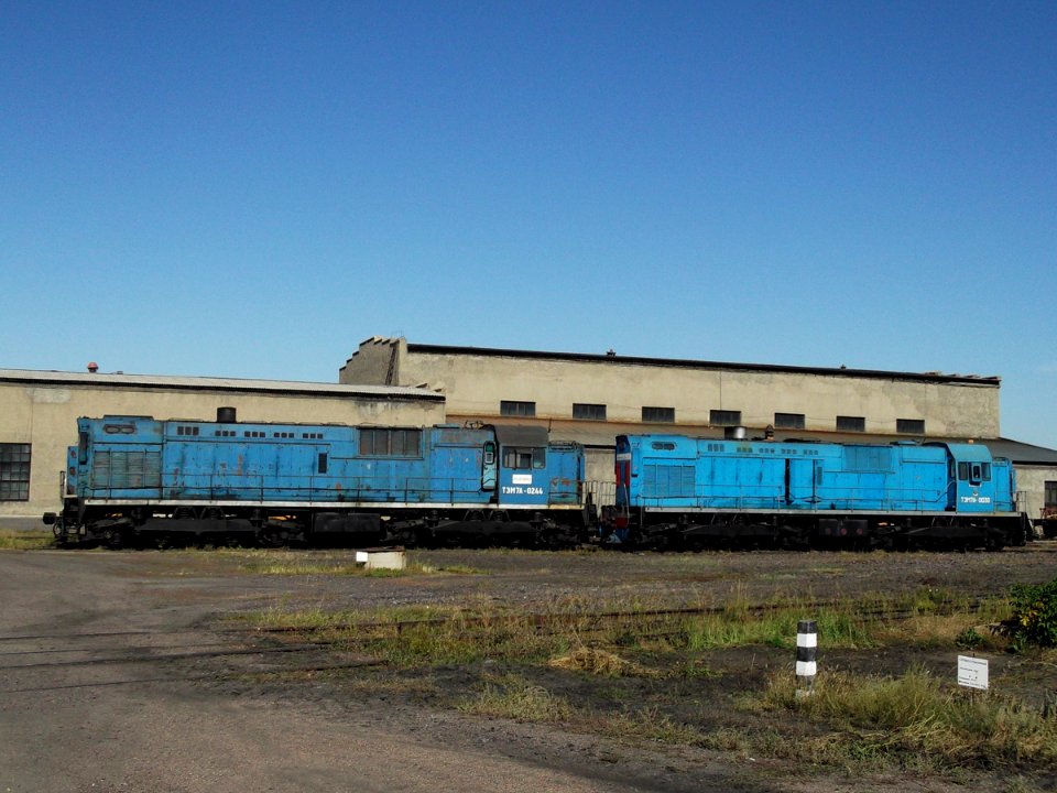 ТЭМ7А-0030,_Казахстан,_Карагандинская_область,_депо_КПТУ_(Trainpix_37978)