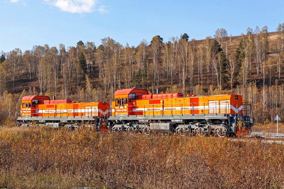ТЭМ2УГМК-7856,_Russia,_Kemerovo_region,_junction_line_of_Kaltanskiy_coal_strip_mine_to_Sarbala_Railway_station_(Trainpix_192393)