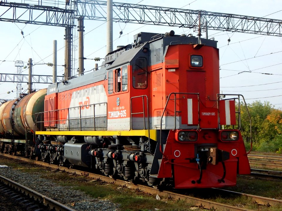 ТЭМ18ДМ-605,_Россия,_Самарская_область,_станция_Сызрань_(Trainpix_180681)