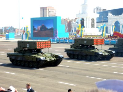ТОС-1А_«Солнцепёк»_на_военном_параде_в_Астане_7_мая_2015_года_(2)