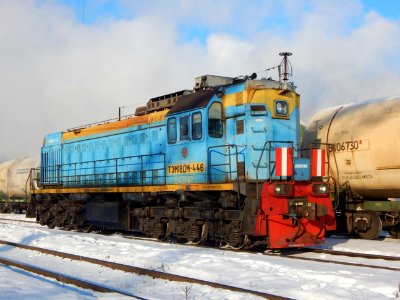 ТЭМ18ДМ-446,_Россия,_Самарская_область,_станция_Бичевной_(Trainpix_214338)