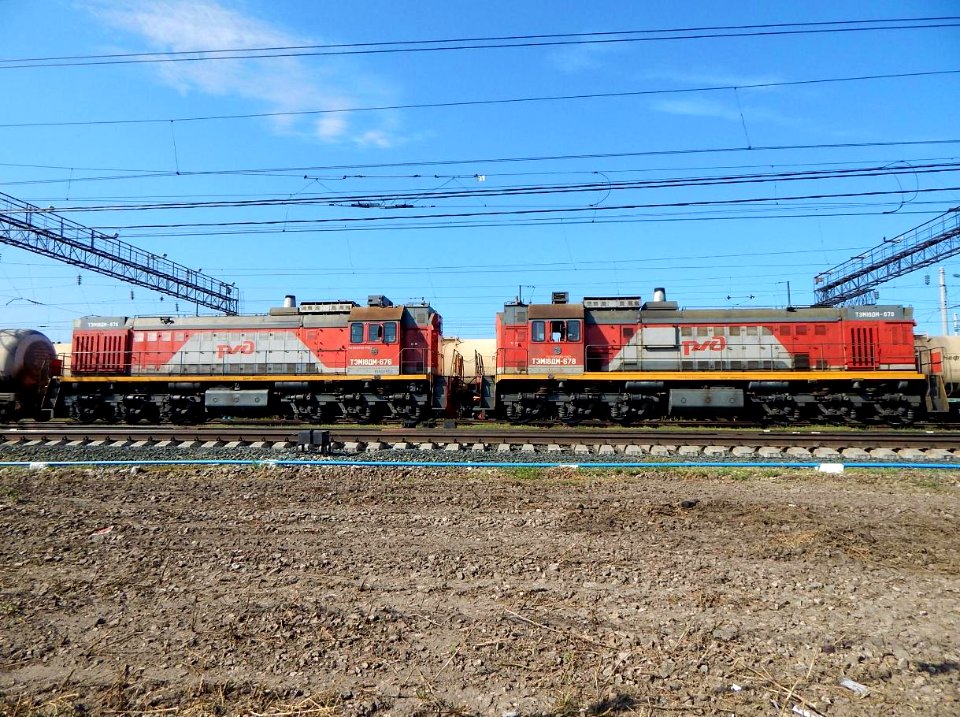 ТЭМ18ДМ-676+678,_Россия,_Самарская_область,_станция_Сызрань_(Trainpix_138475)