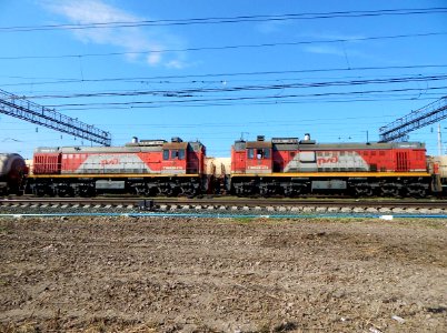 ТЭМ18ДМ-676+678,_Россия,_Самарская_область,_станция_Сызрань_(Trainpix_138475)