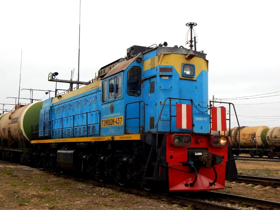 ТЭМ18ДМ-437,_Россия,_Самарская_область,_станция_Сызрань_(Trainpix_208098)