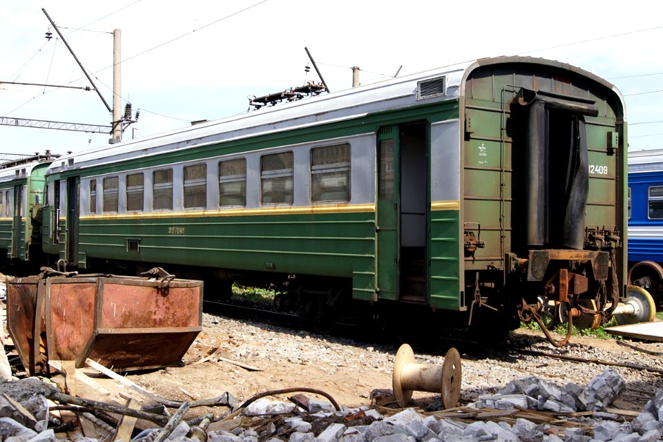 ЭР2Т-7124,_Россия,_Санкт-Петербург,_депо_Санкт-Петербург-Финляндский_(Trainpix_97960)