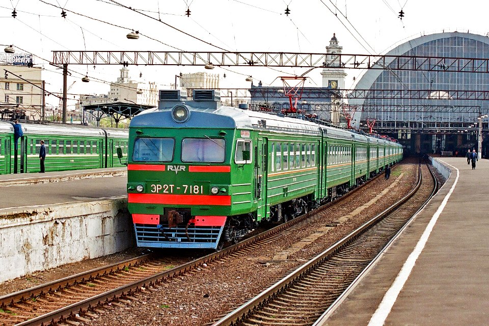 ЭР2Т-7181,_Россия,_Москва,_станция_Москва-Пассажирская-Киевская_(Trainpix_179708)