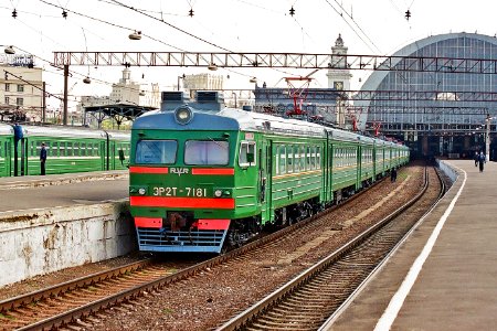 ЭР2Т-7181,_Россия,_Москва,_станция_Москва-Пассажирская-Киевская_(Trainpix_179708)