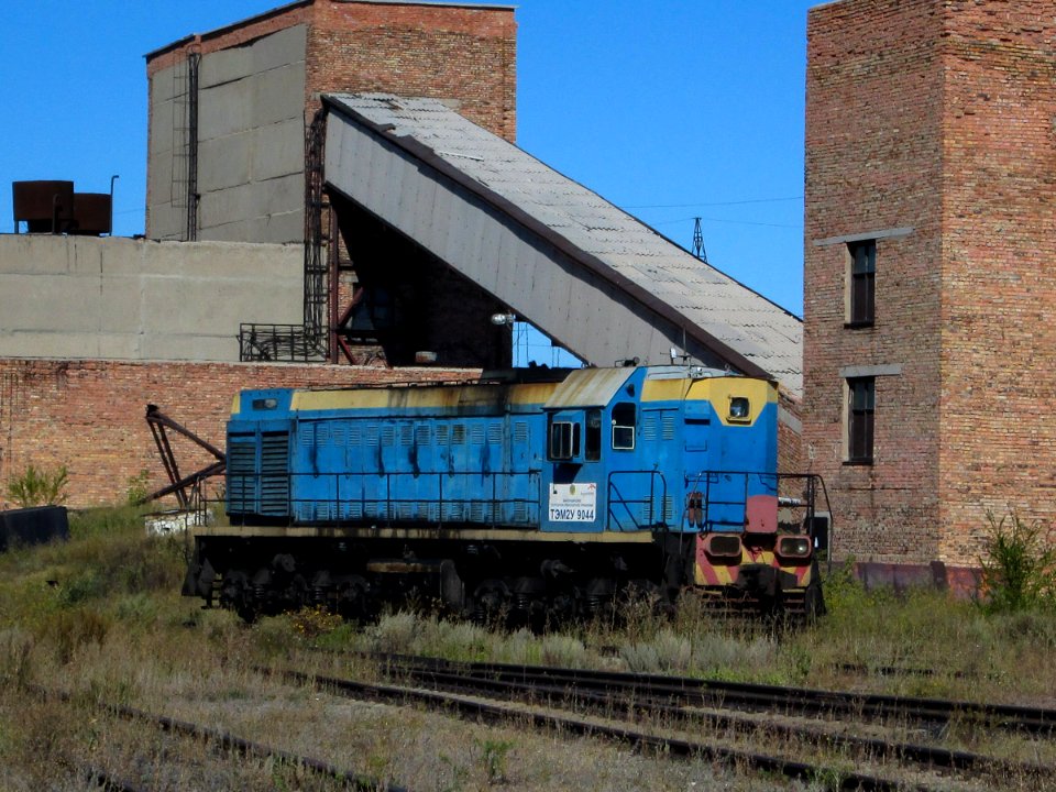 ТЭМ2У-9044,_Казахстан,_Карагандинская_область,_депо_КПТУ_(Trainpix_174903)
