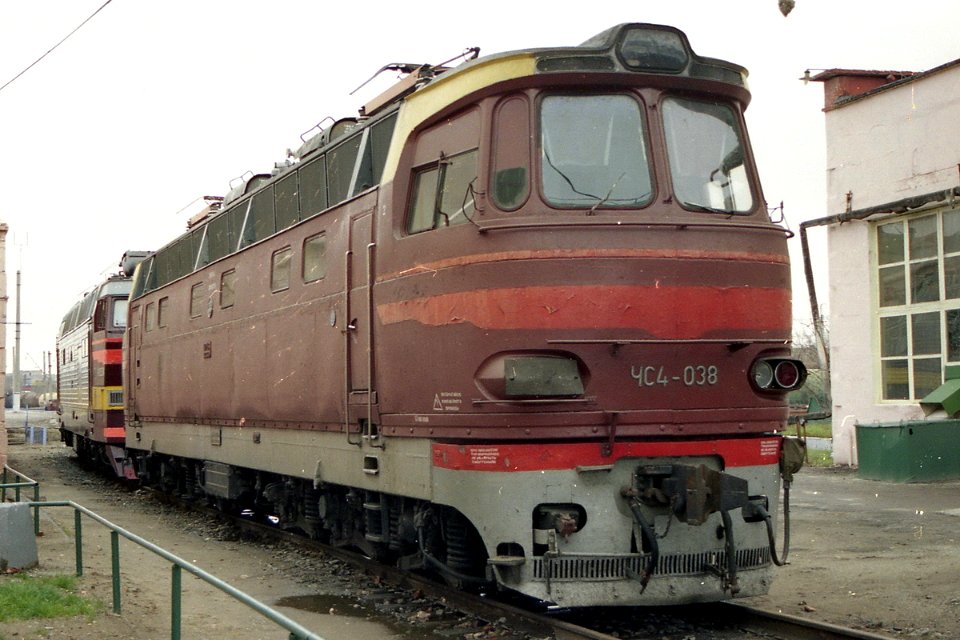 ЧС4-038,_Russia,_Saratov_region,_Saratov-Passenger_station_(Trainpix_151849)
