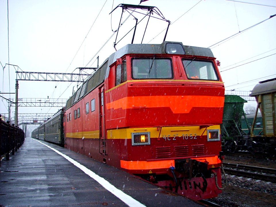 ЧС2Т-1052,_Россия,_Ленинградская_область,_станция_Лодейное_поле_(Trainpix_209397)