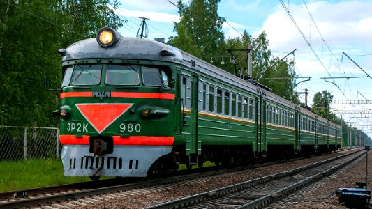 ЭР2К-980,_Россия,_Санкт-Петербург,_перегон_Парголово_-_Шувалово_(Trainpix_102105)