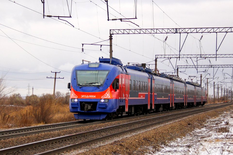 ЭП3Д-0004,_Казахстан,_Карагандинская_область,_перегон_Жана_Караганды_-_Майкудук_(Trainpix_210012)
