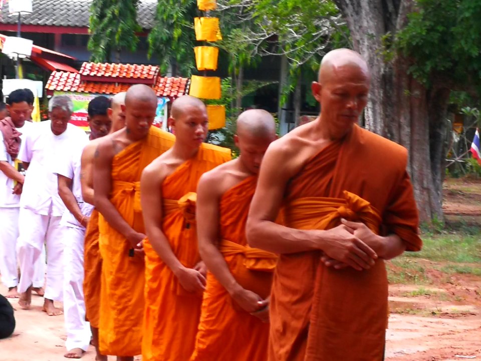 วัตรปฏิบัติวันออกพรรษา_04