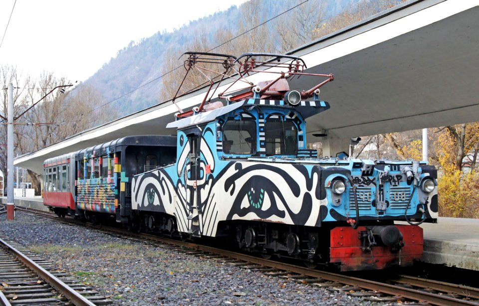 ЧС11-08,_Georgia,_Samtskhe-Javakheti,_Borjomi_station_(Trainpix_84402)