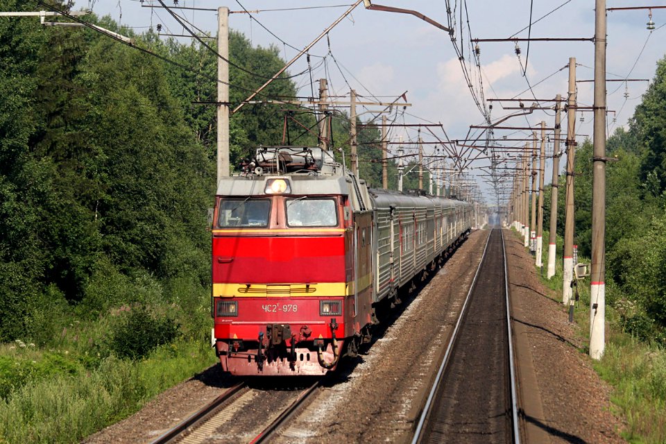 ЧС2Т-978,_Россия,_Ленинградская_область,_перегон_Новый_Быт_-_Войбокало_(Trainpix_206543)