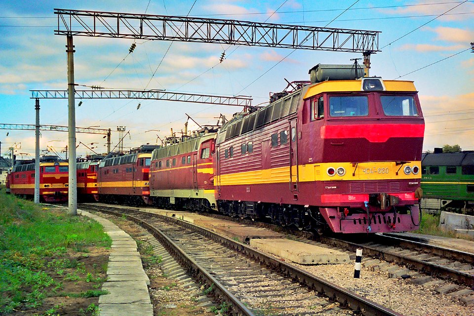 ЧС4Т-660,_Russia,_Saratov_region,_Saratov_depot_(Trainpix_150512)