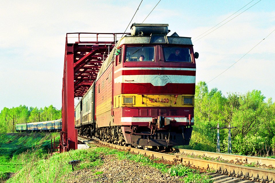 ЧС4Т-420,_Russia,_Moscow_region,_Uzunovo_-_Serebryanye_Prudy_stretch_(Trainpix_152446)