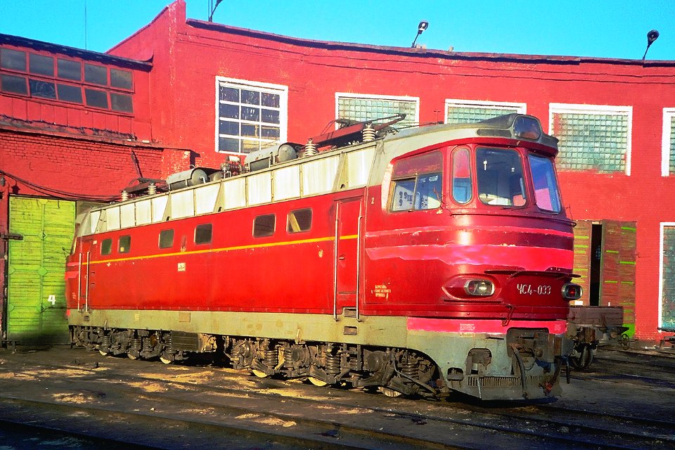 ЧС4-033,_Russia,_Saratov_region,_Saratov_depot_(Trainpix_149202)