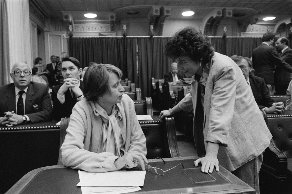 Afscheid_vertrekkende_Tweede_Kamerleden_in_Den_Haag_Cathy_Ubels_(l)_(EVP)_en_I,_Bestanddeelnr_933-6733