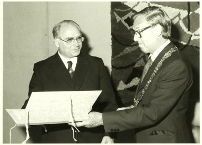 Afscheid_van_wethouder_Ockeloen._Hij_neemt_het_Ere_Burgerschap_van_Burgmeester_Reehorst_in_ontvangst,_NL-HlmNHA_5400468378