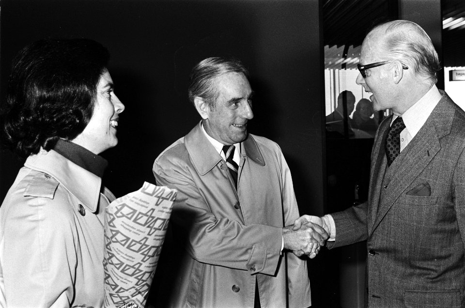 Afscheid_van_ambassadeur_Mc_Closkey_(midden)_van_de_VS_echtgenote_op_Schiphol,_Bestanddeelnr_929-6162