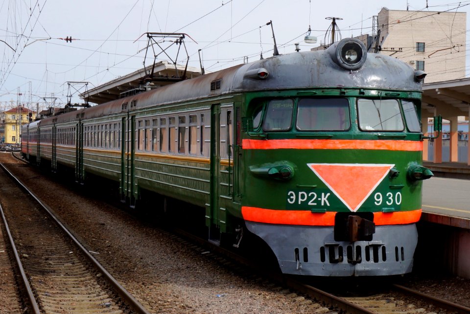 ЭР2К-930,_Россия,_Санкт-Петербург,_станция_Санкт-Петербург-Финляндский_(Trainpix_129926)