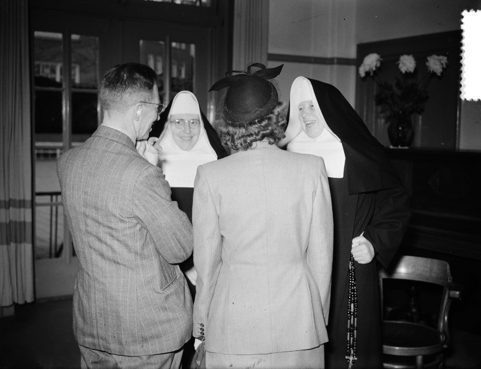 Afscheid_zusters_van_de_Room-Katholieke_meisjes_HBS_te_Amsterdam,_Bestanddeelnr_904-7790