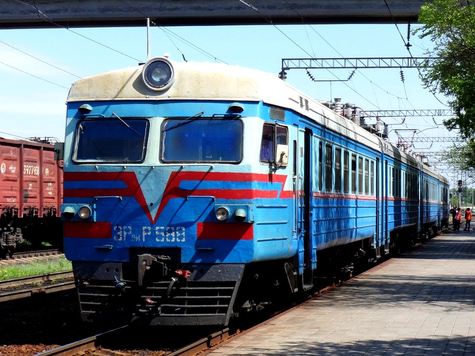 ЭР9Мр-588,_Kazakhstan,_Karaganda_region,_Karaganda-Sorting_station_(Trainpix_132318)