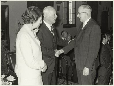 Afscheid_van_burgemeester_Cremers,_rechts_de_gemeente_archivaris_Japikse