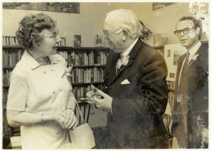 Afscheid_van_Mej._Vinkenburg_als_directrice_van_de_R.K._Leeszaal._Met_wethouder_van_Liemt_en_voorzitter_Drs._H.L._Helwig._NL-HlmNHA_54024031
