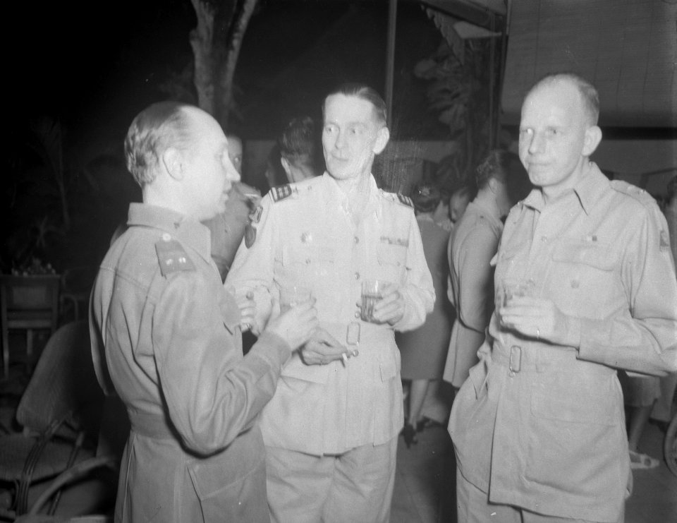Afscheid_van_luitenant-kolonel_J.J.F._Borghouts,_in_het_midden_generaal_D.C._Buu,_Bestanddeelnr_12453