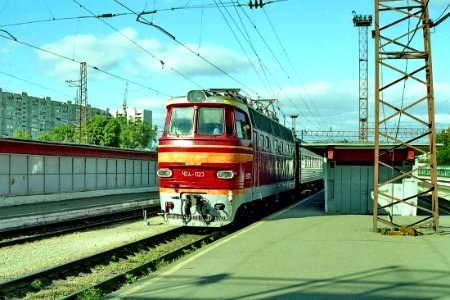 ЧС4-023,_Россия,_Саратовская_область,_станция_Саратов-I-Пассажирский_(Trainpix_151913)