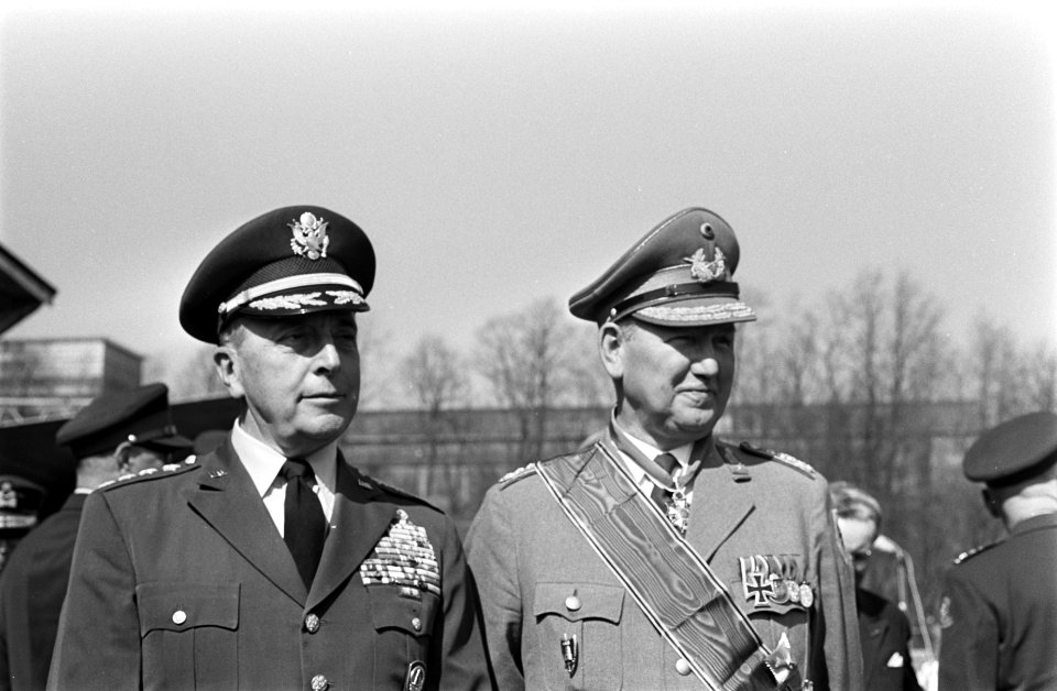 Afscheidsparade_voor_generaal_von_Kielmansegg_te_Brunsum._Links_generaal_L._L._L,_Bestanddeelnr_921-2048