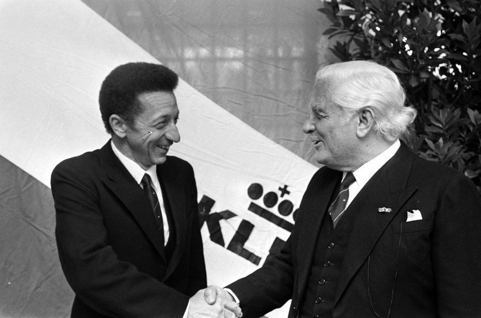 Afscheidsreceptie_dr_G_van_der_Wal_als_President-Directeur_KLM,_links_drs_Orl,_Bestanddeelnr_926-6956