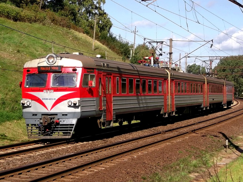 ЭР9М-4013,_Литва,_Вильнюсский_уезд,_перегон_Вевис_-_Лентварис_(Trainpix_93393)