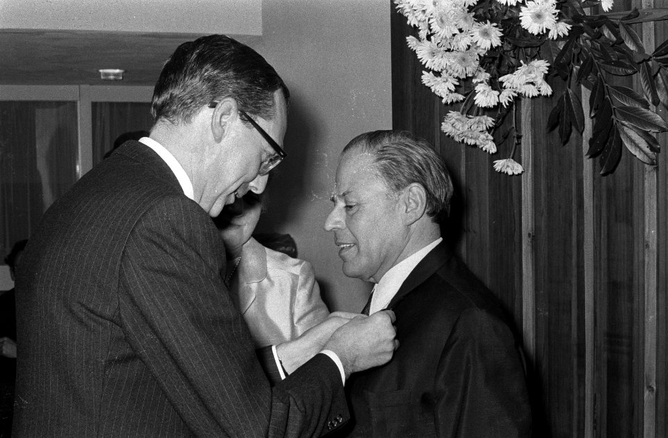Afscheidsreceptie_dr_G_van_Dam_,_geneesheer-directeur_van_het_reumacentrum_in_,_Bestanddeelnr_925-2393