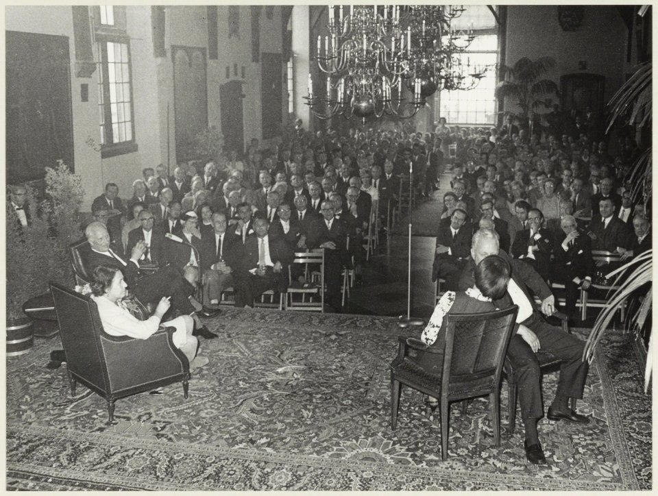 Afscheid_van_burgemeester_Cremers,_toneeluitvoering_in_de_Gravenzaal_door_het_stadhuispersoneel._NL-HlmNHA_54011953